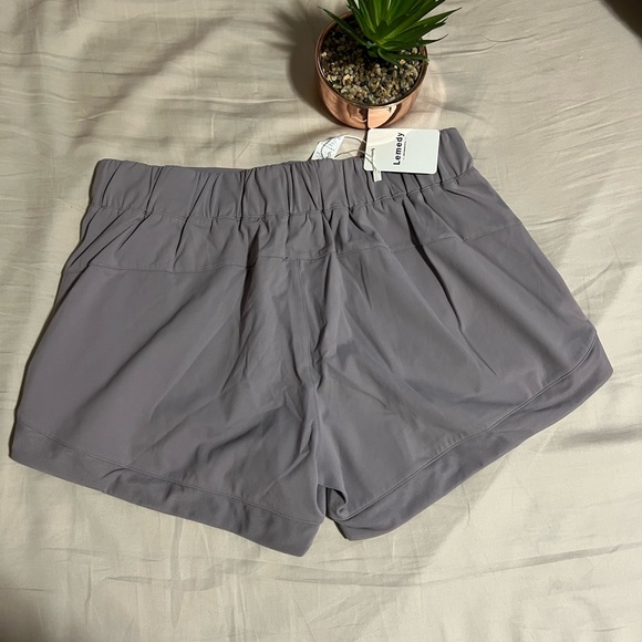 Women shorts - Picture 2 of 3